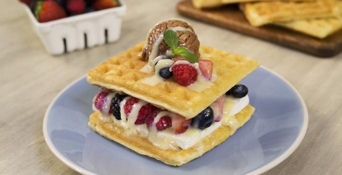Sandwich de Waffle con helado y frutos rojos