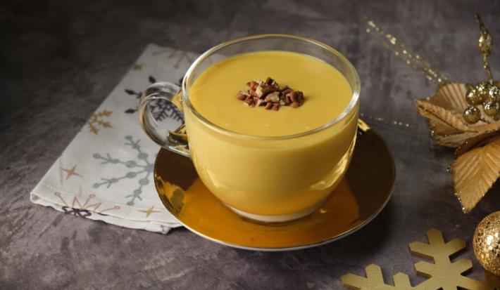 ATOLE de ROMPOPE con NUEZ preparada con Alimento en Polvo CARNATION® CLAVEL®