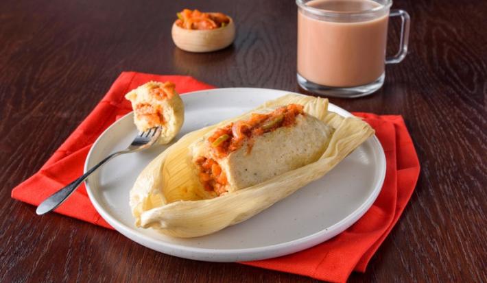 TAMAL de CHICHARRÓN preparado con CONSOMATE®
