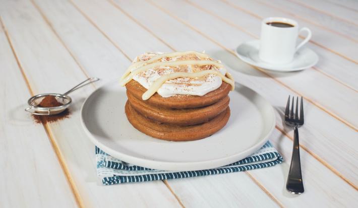 HOT CAKES CAPUCHINO preparados con Leche Condensada LA LECHERA® Sirve Fácil HOT CAKES CAPUCHINO preparados con Leche Condensada LA LECHERA® Sirve Fácil