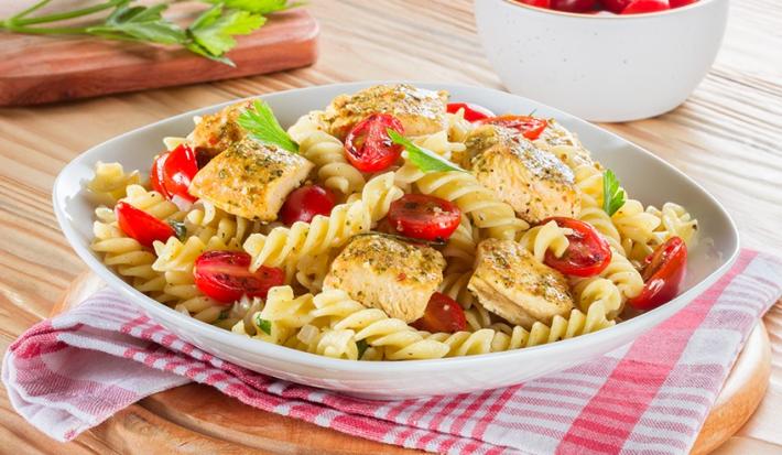 pasta con pollo al ajo y cebolla