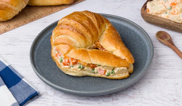 Cuernito de Ensalada Rusa con Queso
