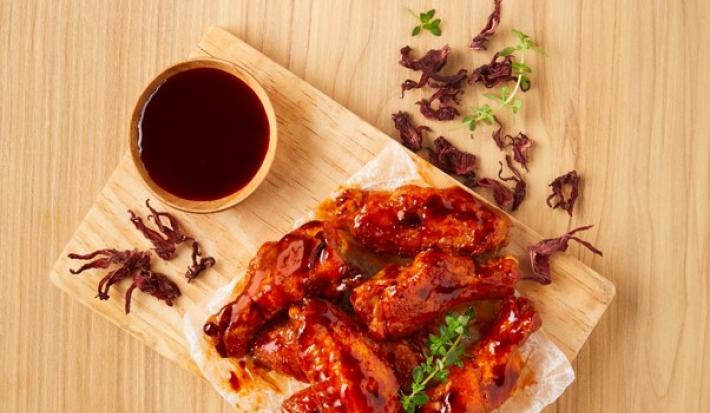 Alitas con salsa de jamaica