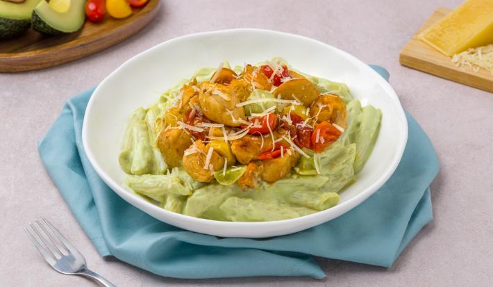 Pasta con Salsa de Aguacate y Pollo