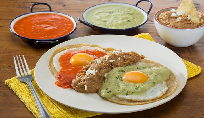 Huevos estrellados con salsas divorciadas