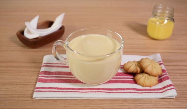 Atole de rompope con coco Atole de rompope con coco