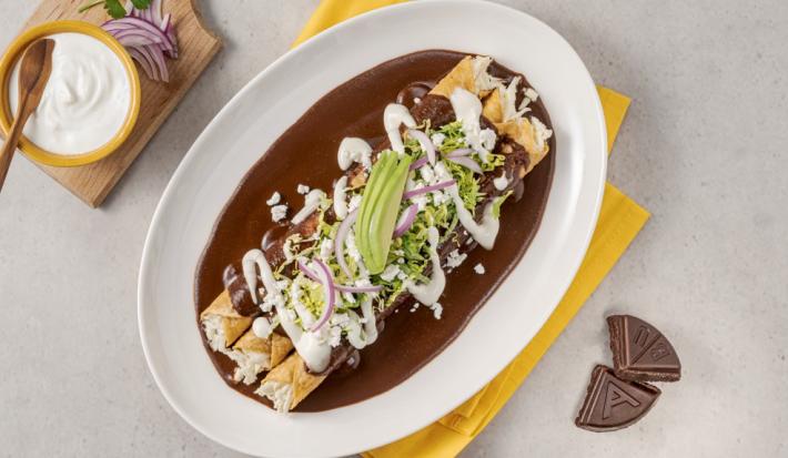 Flautas de Queso con Mole