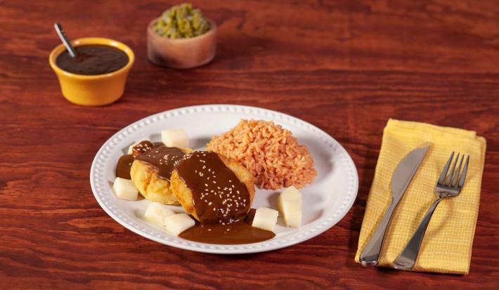 Tortitas de nopales con mole