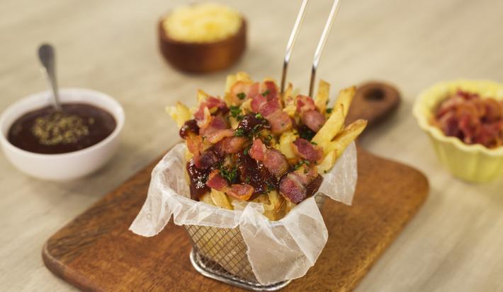 Papas a la francesa con dip de bbq