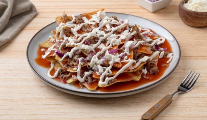 Chilaquiles Rojos con Suadero