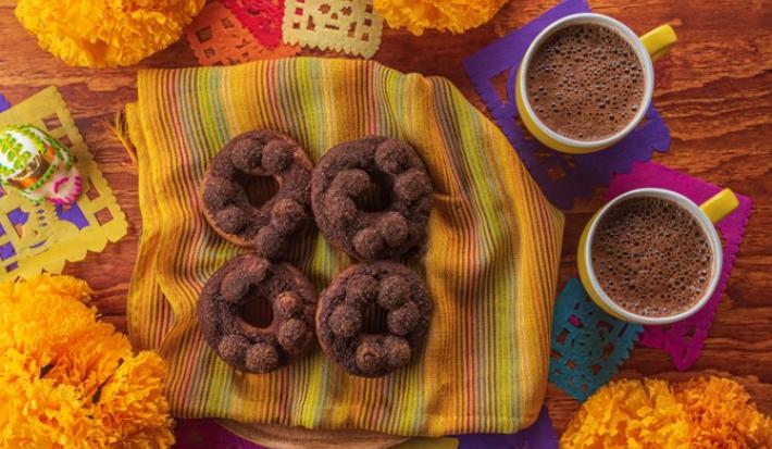 Donas de Pan de Muerto con Chocolate