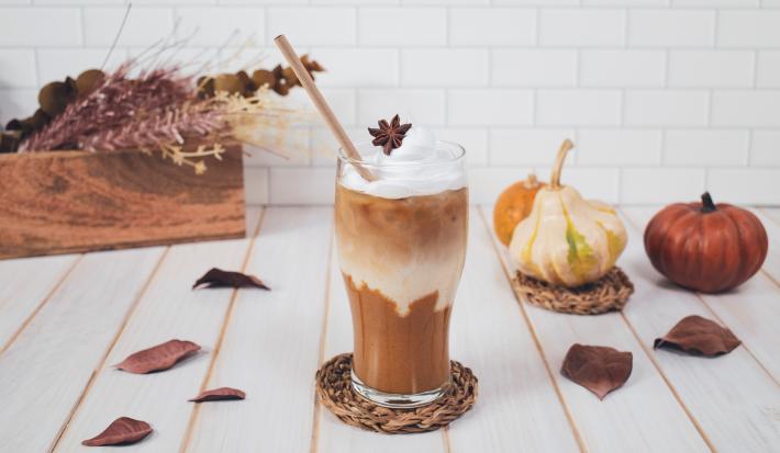 PUMPKIN CRISP MACCHIATO preparado con Leche Evaporada CARNATION® CLAVEL®