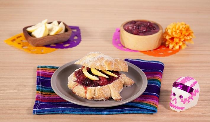 Pan de muerto con compota de frutos rojos Pan de muerto con compota de frutos rojos