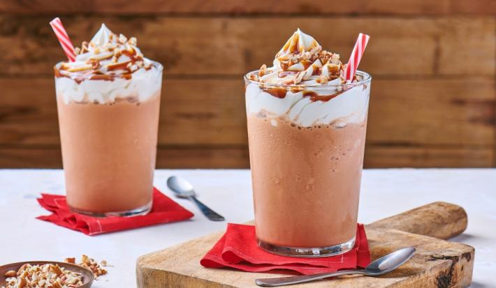 FRAPPÉ DE CAJETA preparado con CARNATION® CLAVEL® Polvo FRAPPÉ DE CAJETA preparado con CARNATION® CLAVEL® Polvo