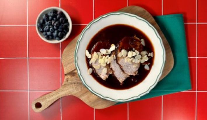 Lomo de Cerdo con Arándanos y Salsas Negras