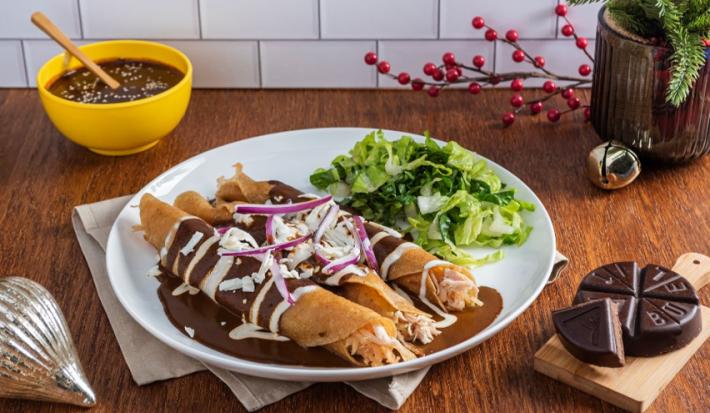 Flautas de Pavo con Mole