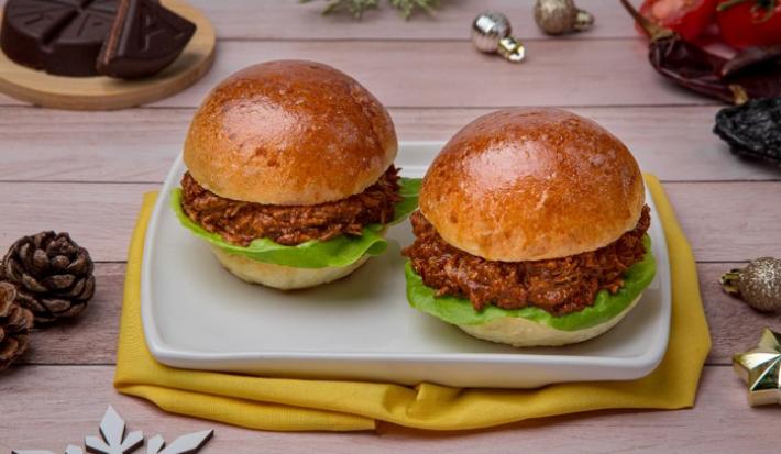 Hojaldras de Pollo con Mole Colorado