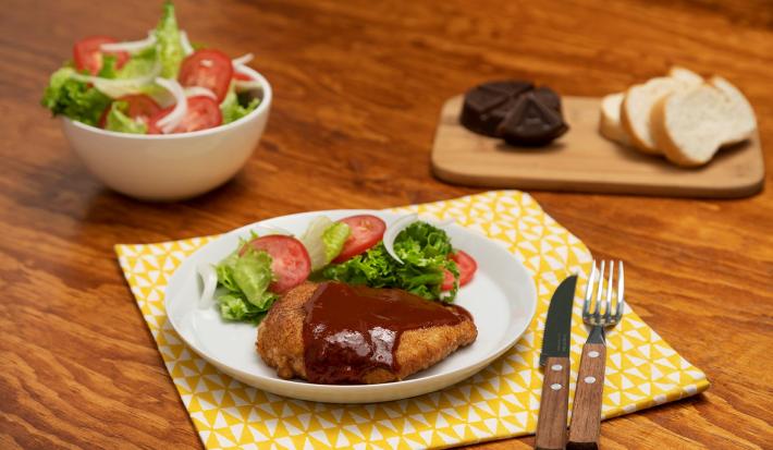 Milanesa de pollo con adobo de chocolate