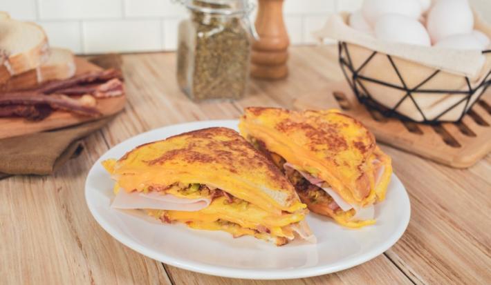 SÁNDWICH de HUEVO ENVUELTO preparado con Jugo MAGGI®