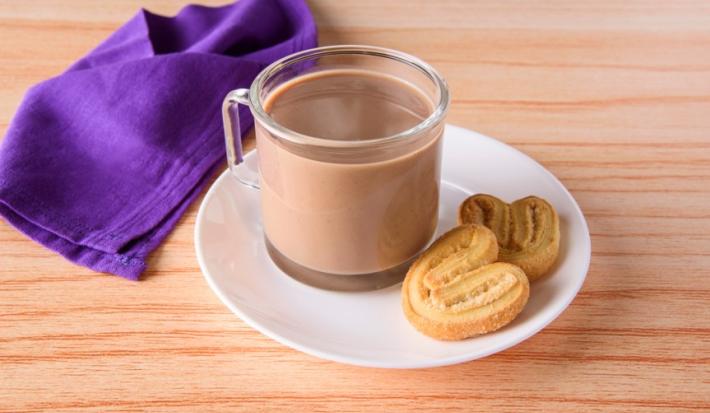 CHOCOLATE con CARDAMOMO preparado con CARNATION® CLAVEL® Deslactosado