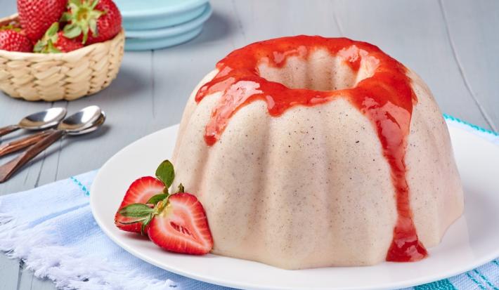 Gelatina de Horchata con Salsa de Fresa
