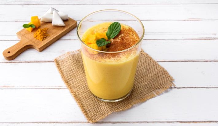 SMOOTHIE GOLDEN MILK preparada con CARNATION® CLAVEL® SMOOTHIE GOLDEN MILK preparada con CARNATION® CLAVEL®