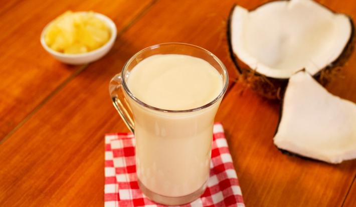 ATOLE de PIÑA COLADA preparado con Leche Evaporada CARNATION® CLAVEL®