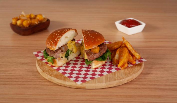 Hamburguesa rellena de queso con salsa de piña