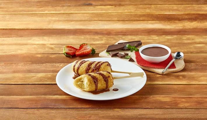 Banderillas de plátano con salsa de chocolate Banderillas de plátano con salsa de chocolate