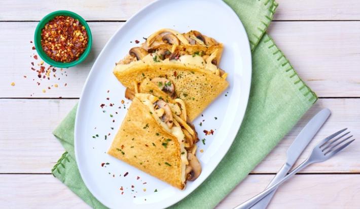 CREPAS DE CHAMPIÑONES, QUESO y POLLO preparadas con Leche Evaporada CARNATION® CLAVEL®.