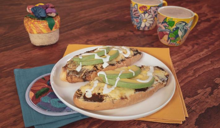 Molletes de mole con pollo