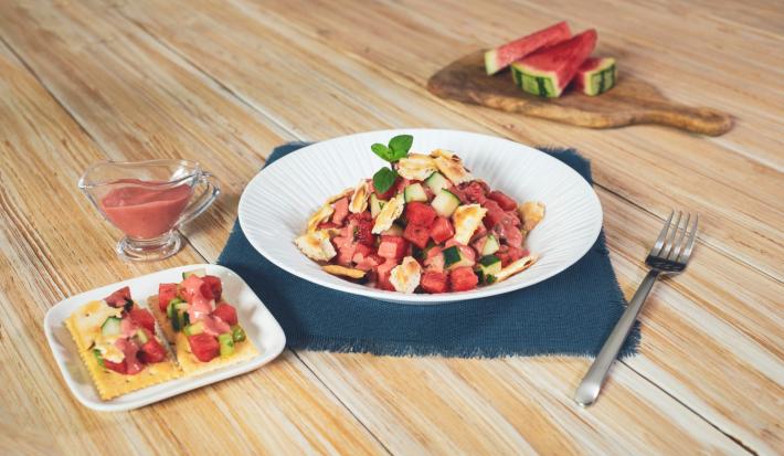Ensalada de pepino y sandía con aderezo de frambuesa