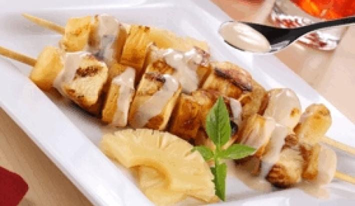 brocheta pollo yogurt y piña