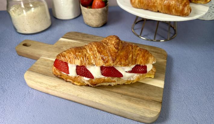 Croissant Relleno de Fresas con Crema