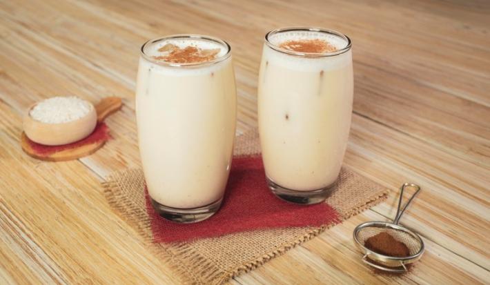 AGUA de HORCHATA preparada con Leche Evaporada CARNATION® CLAVEL®