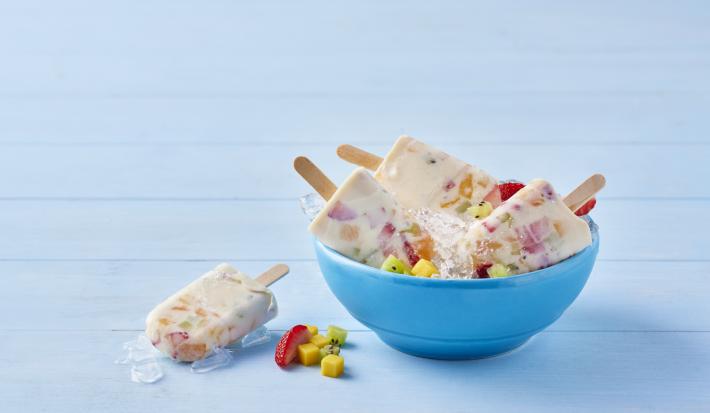 Paletas de tres leches con fruta Paletas de tres leches con fruta