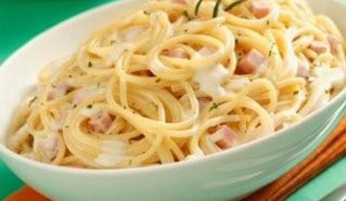 Spaghetti en salsa de queso con jamón Spaghetti en salsa de queso con jamón