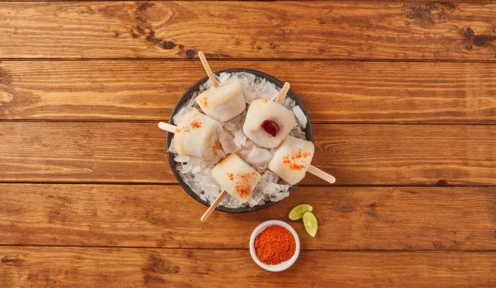 Paletas heladas de jícama con salsa de jamaica