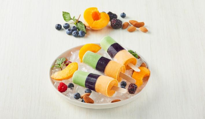 Paletas de durazno, moras y yogurt