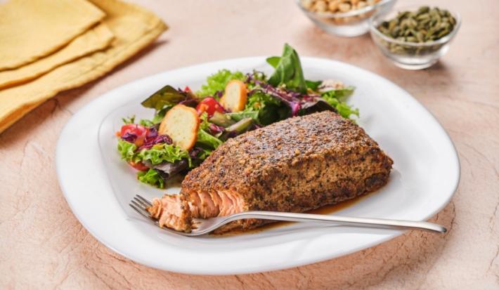 SALMÓN con COSTRA de SEMILLAS preparado con MAGGI® JUGOSO AL SARTÉN®