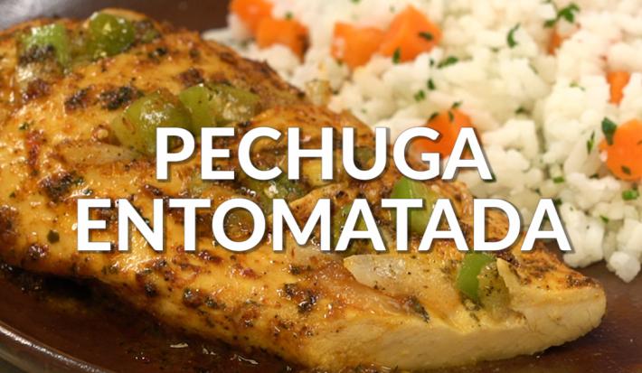 Pechuga entomatada con  MAGGI® JUGOSO AL SARTÉN® con Ajo y Cebolla