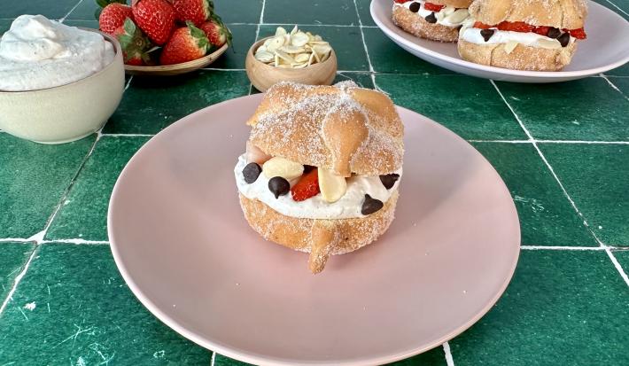 Pan de Muerto Relleno de Fresas con Crema