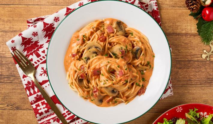 Espagueti Rojo con Champiñones y Tocino
