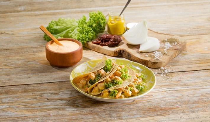 Tacos de camarón y mostaza picante