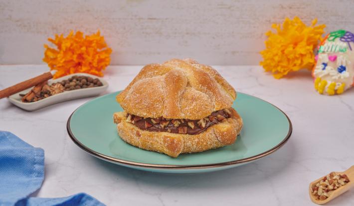 Pan de Muerto Relleno de Chocolate Chai