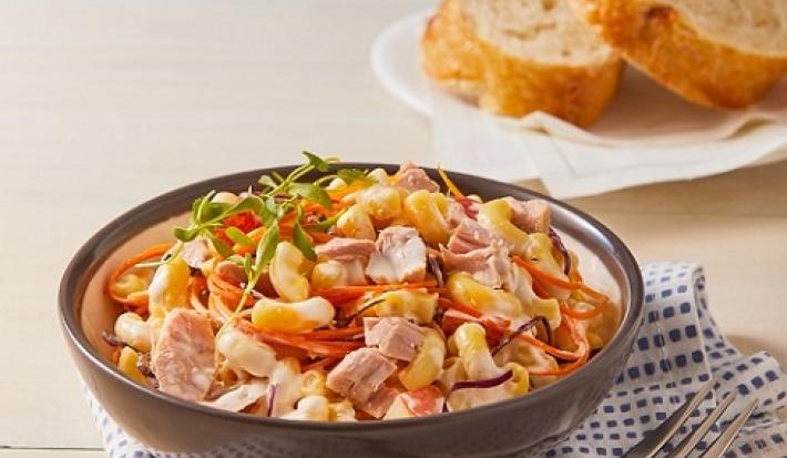 Pasta fría con atún y col