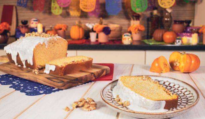 PANQUÉ de CALABAZA preparado con Leche Evaporada CARNATION® CLAVEL®