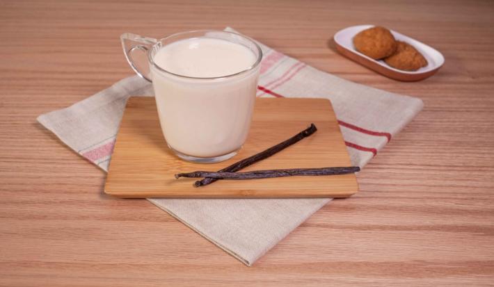 ATOLE de VAINILLA preparado con Leche Evaporada CARNATION® CLAVEL®