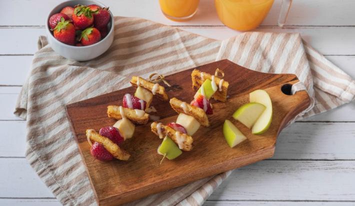 Brochetas de Fruta y Pan Francés