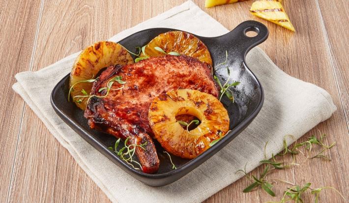 Chuletas ahumadas a la hawaiana